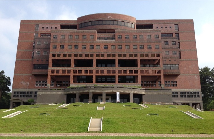 坐落於圖書館前的《羽光之丘》