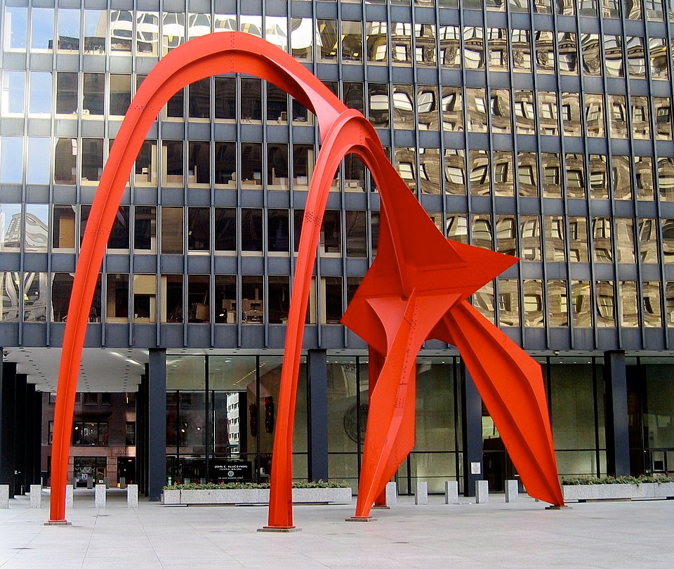 藝術家Alexander Calder創作的大型雕塑《Flamingo》（圖片拍攝／Photo: JeremyA、圖片來源： Wikimedia Commons）