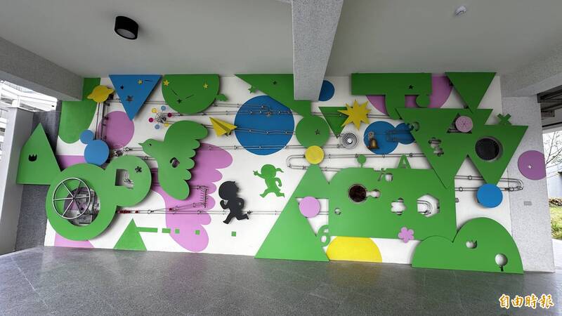 《滾動吧！蓮潭》結合童趣、科學與藝術，不只是公共藝術，小朋友也可以互動體驗。（記者劉婉君攝）